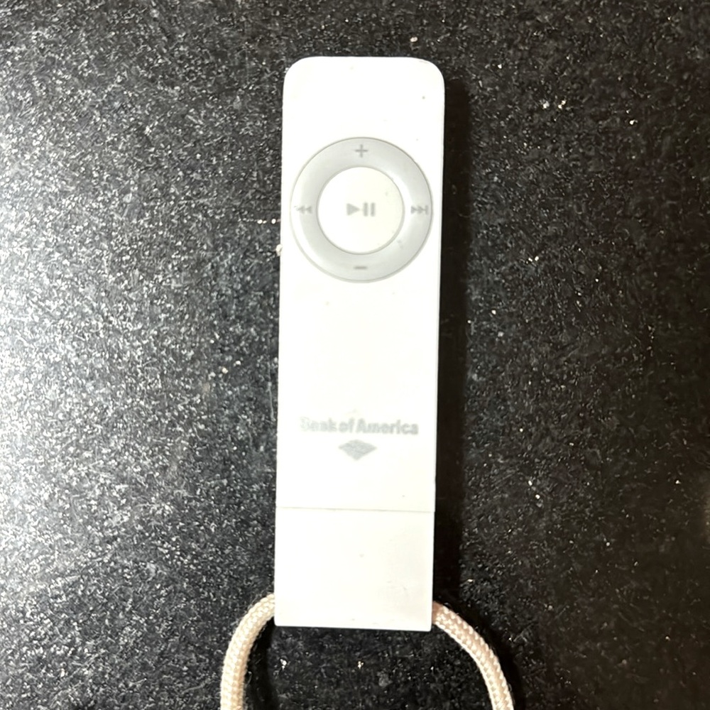 Apple iPod 512MB with lanyard